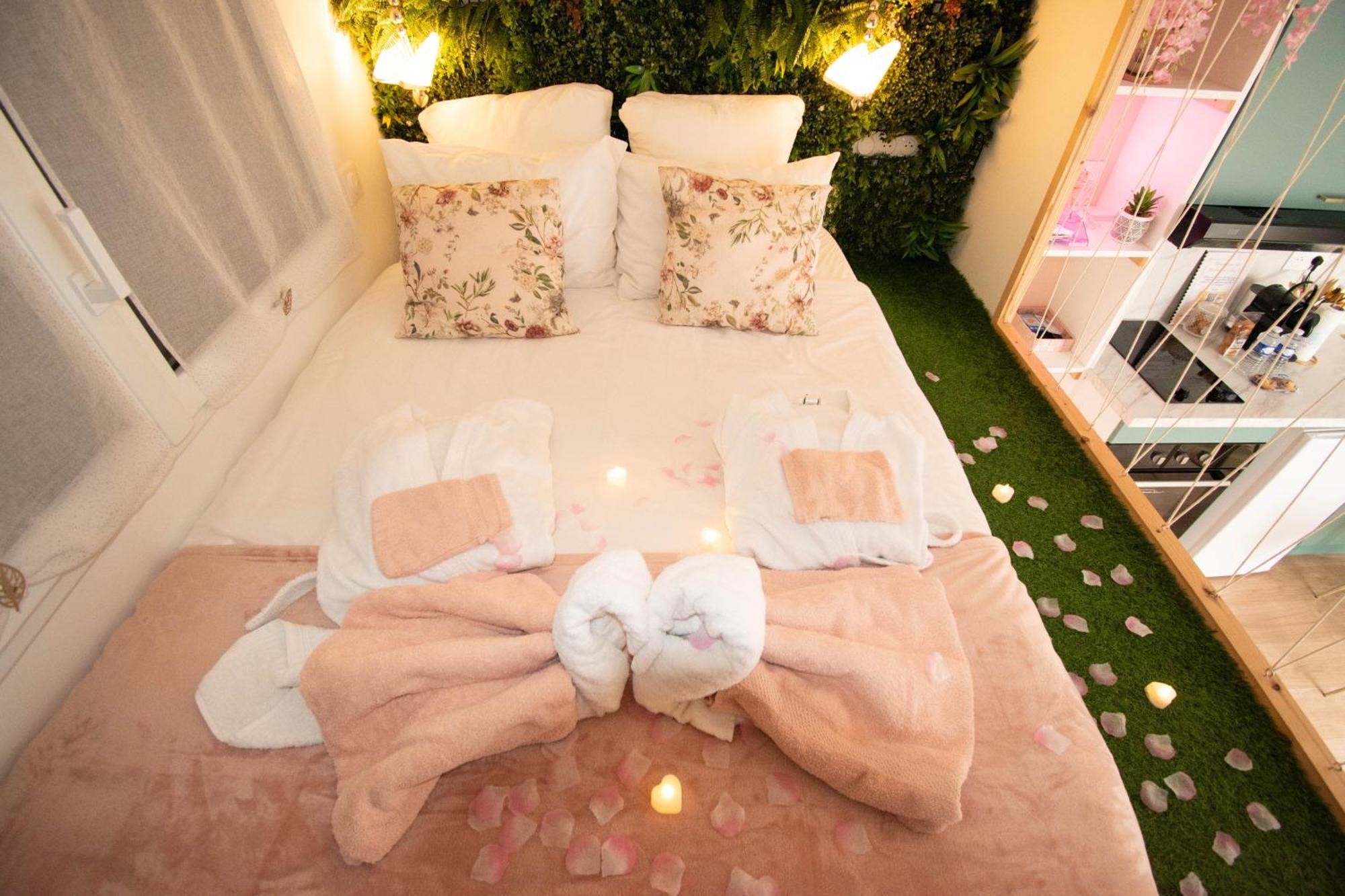 Studio Les 2 Fees - Jacuzzi - Deco Feerique Montfort-sur-Meu Exterior photo